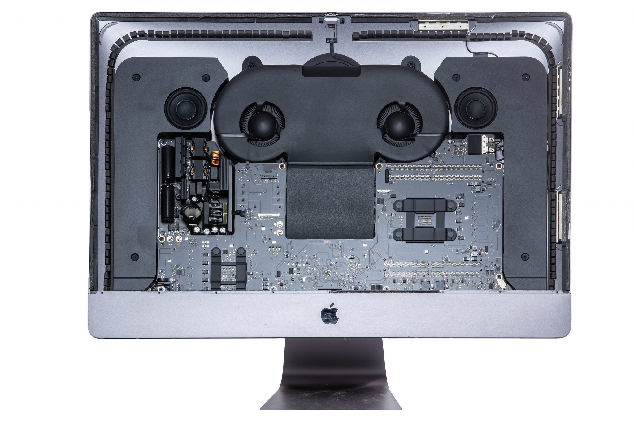 Ein geöffneter iMac während der professionellen Wartung