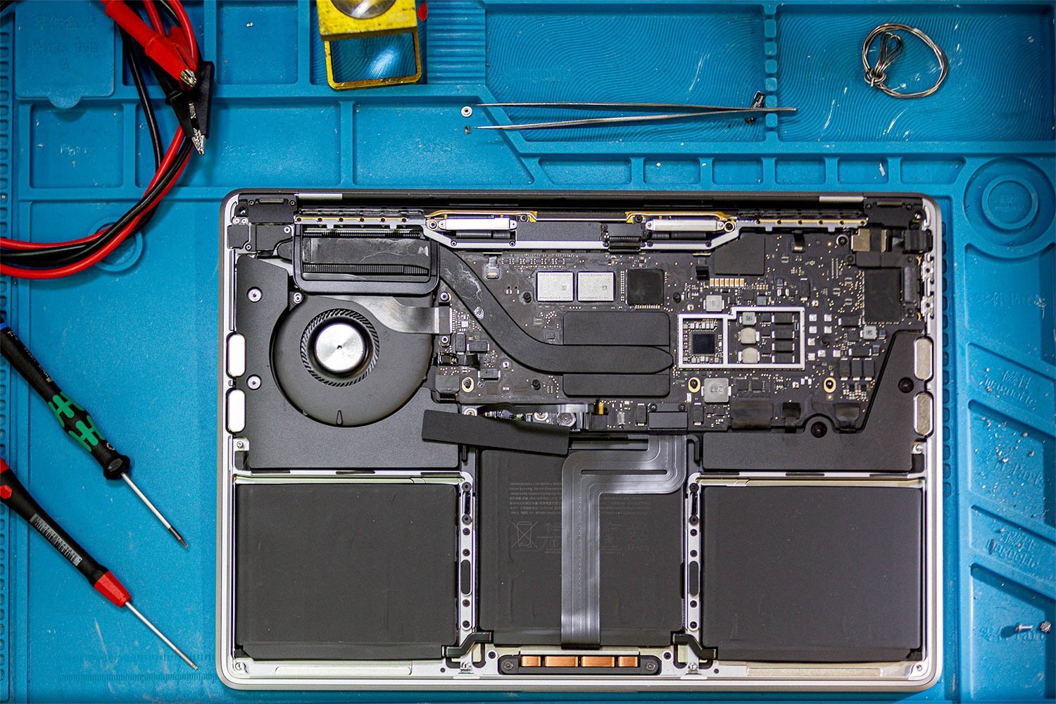 Sichtbare Korrosionsschäden an einem MacBook nach Wasserschaden