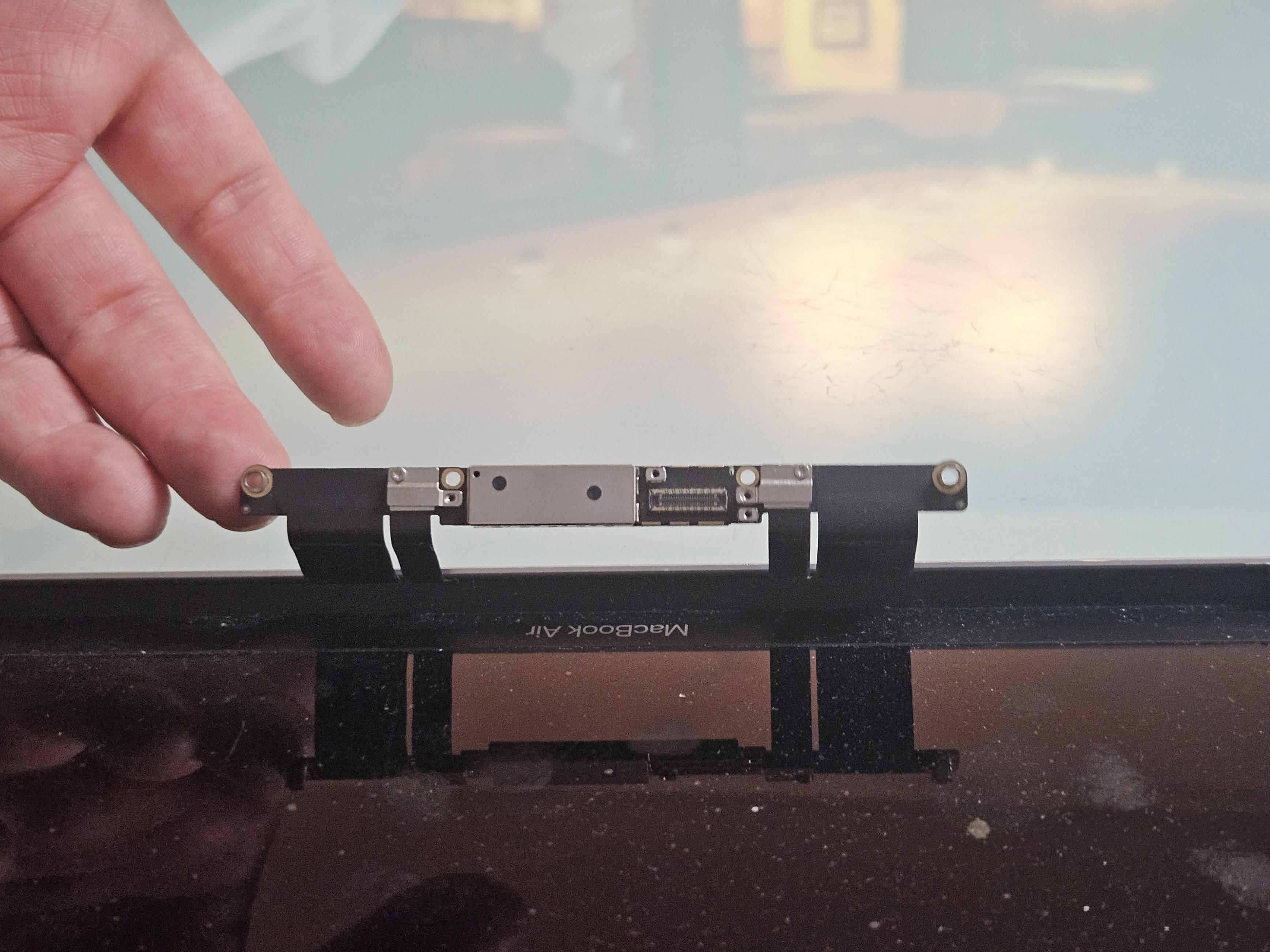 Displaykabel eines MacBooks – mögliche Ursache für Bildfehler Displaykabel eines MacBooks – mögliche Ursache für Bildfehler