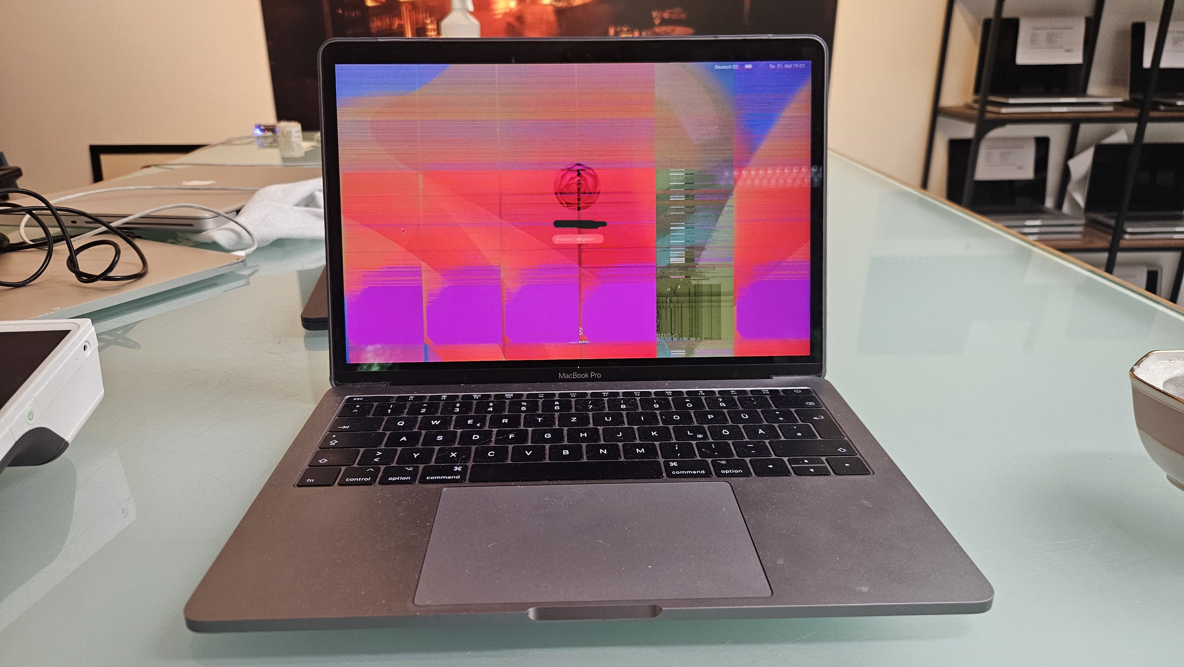 MacBook-Bildschirm mit vertikalen Streifen durch defektes Displaykabel MacBook-Bildschirm mit vertikalen Streifen durch defektes Displaykabel
