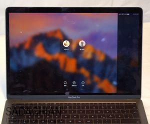 MacBook Pro mit flackernden Strichen auf einem dunklen Streifen MacBook Pro mit flackernden Strichen auf einem dunklen Streifen