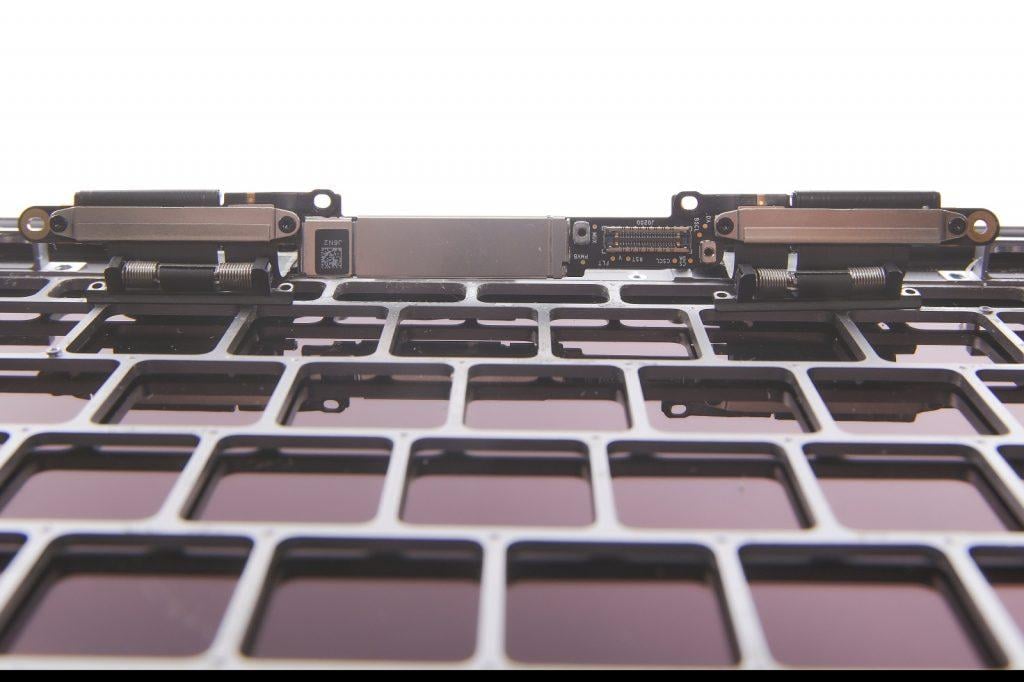 Flexgate am MacBook: Vorbeugende Reinigung und Display-Austausch Flexgate am MacBook: Vorbeugende Reinigung und Display-Austausch
