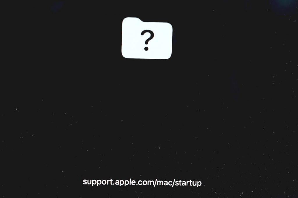 Ordner mit Fragezeichen beim Mac: Das bedeutet das ? auf dem MacBook Display Ordner mit Fragezeichen beim Mac: Das bedeutet das ? auf dem MacBook Display