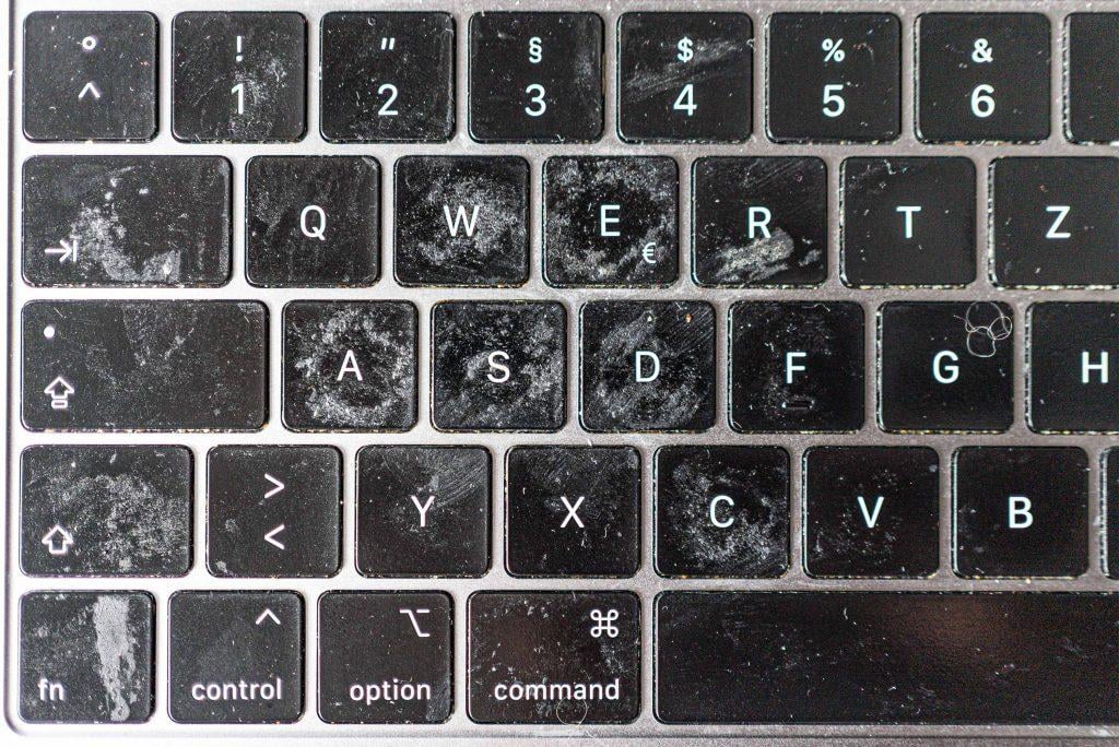 Destilliertes Wasser über MacBook kippen? Destilliertes Wasser über MacBook kippen?