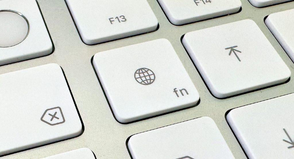 Die fn-Taste am Mac Die fn-Taste mit Globus-Symbol auf einer Apple-Tastatur.