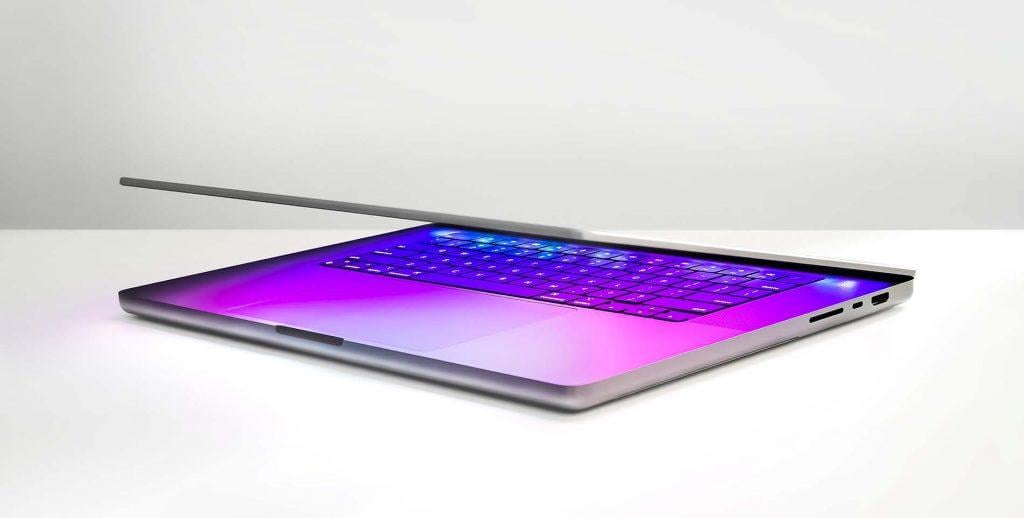 Die neuen M1 MacBook Pro Modelle sind deutlich schneller und effizienter als die alten Intel-MacBooks. Man hat eine höhere Performance und dazu eine signifikant längere Akkulaufzeit (Foto: Tran Mau Tri Tam/Unsplash). Die neuen M1 MacBook Pro Modelle sind deutlich schneller und effizienter als die alten Intel-MacBooks. Man hat eine höhere Performance und dazu eine signifikant längere Akkulaufzeit (Foto: Tran Mau Tri Tam/Unsplash).