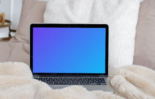 MacBook auf weichem Kissen - blockiert Lüftungsschlitze