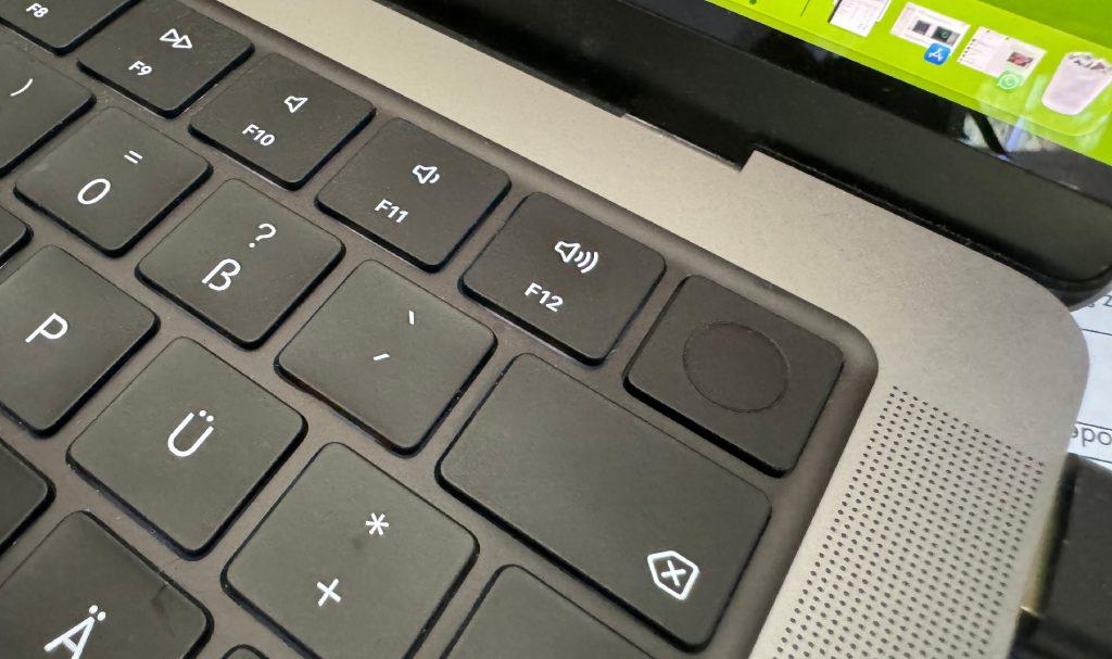 MacBook Pro Power Button Rechts oben auf der Tastatur findet man beim MacBook Pro den Button, der Touch-ID und Powerbutton vereint.