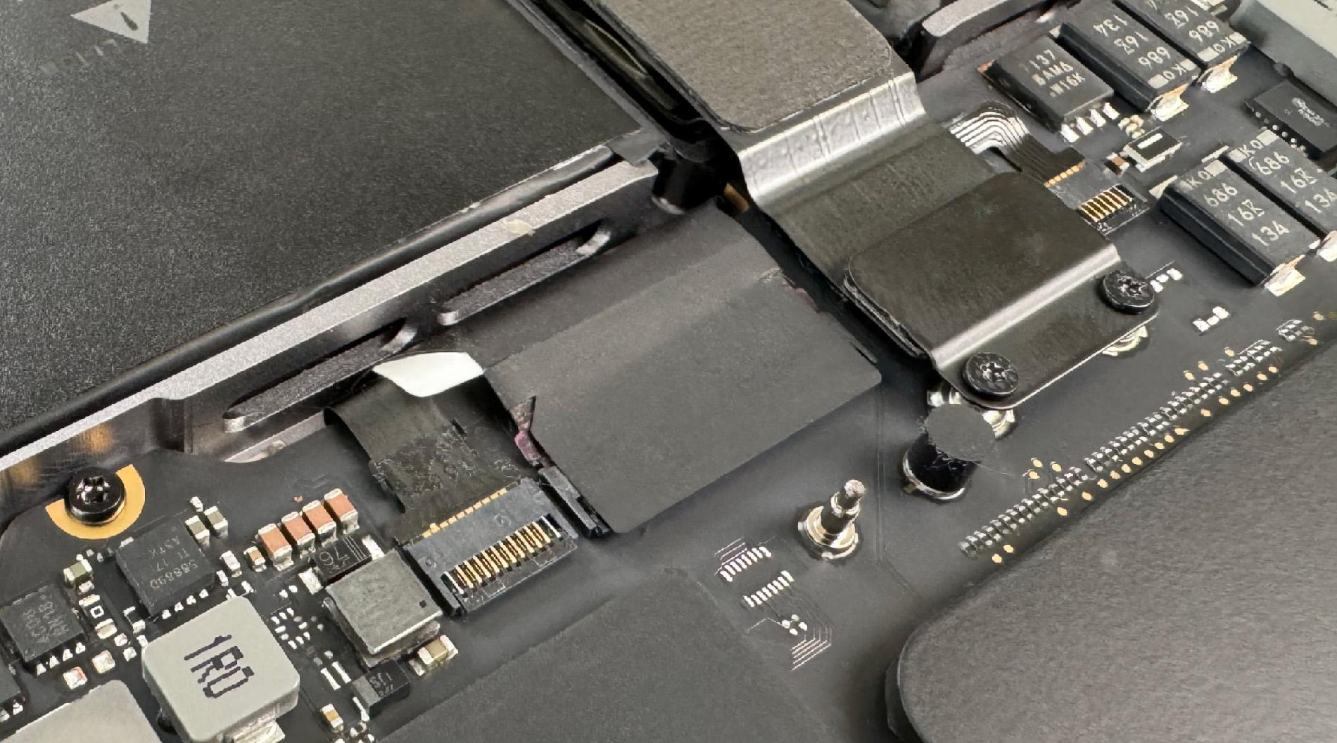 Professionelle MacBook Reparatur in Hamburg - Logicboard mit Steckverbindungen