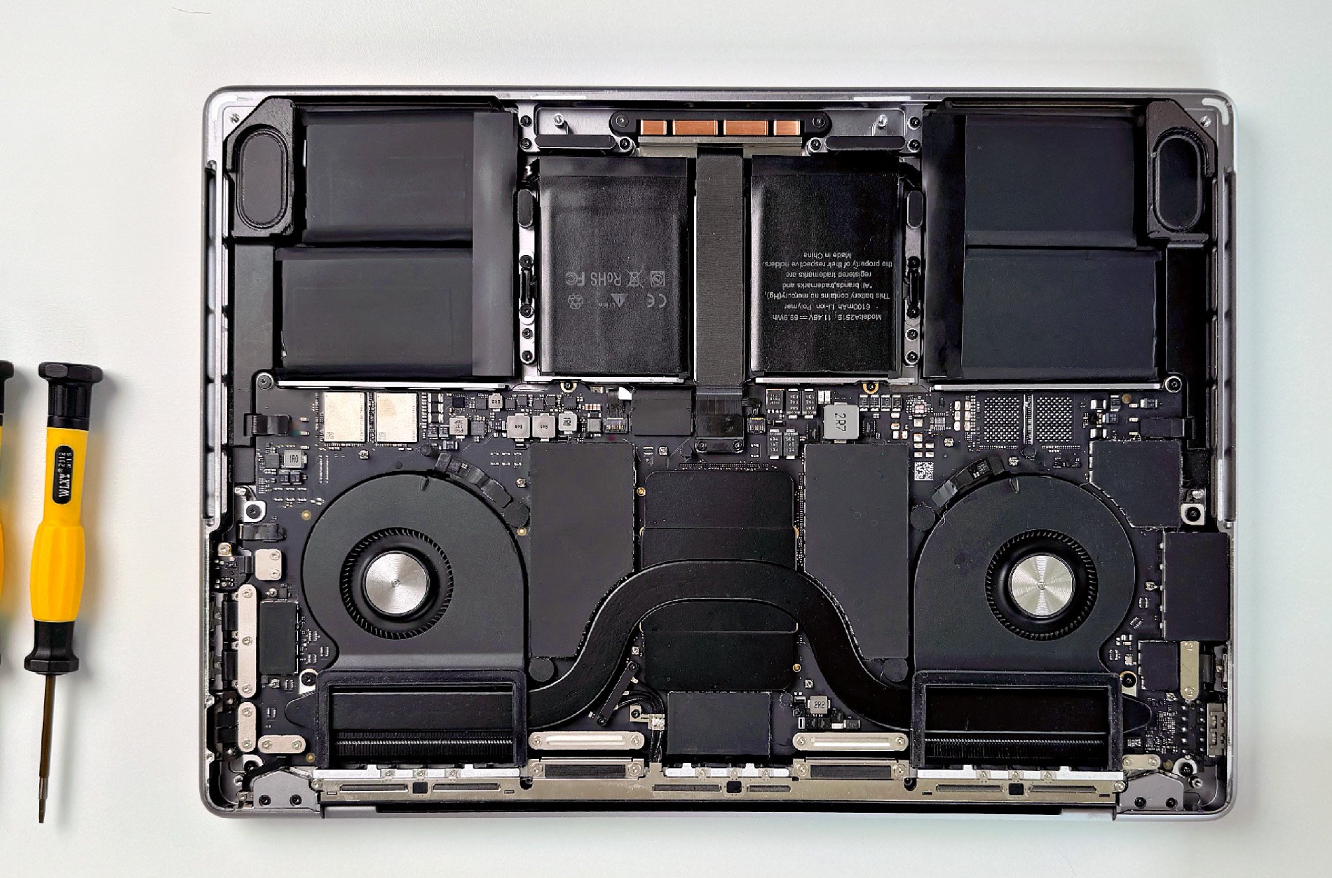 Detailansicht eines MacBook Pro Logicboards während der Reparatur