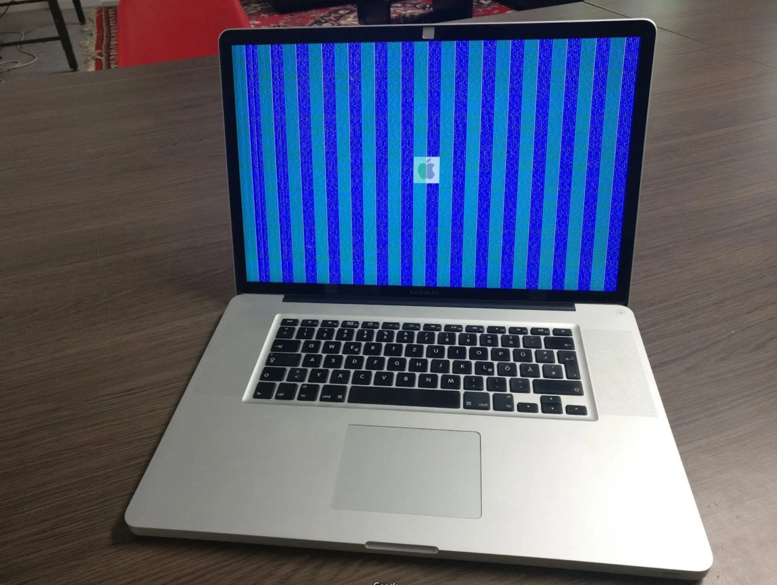 MacBook Pro mit typischen Grafikfehlern auf dem Display