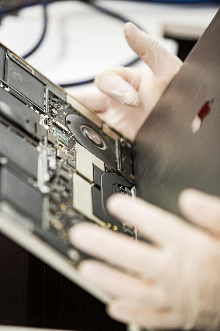 Macbook Display. Issue Flexgate & MacBook Display Stripes: Causes & Repair