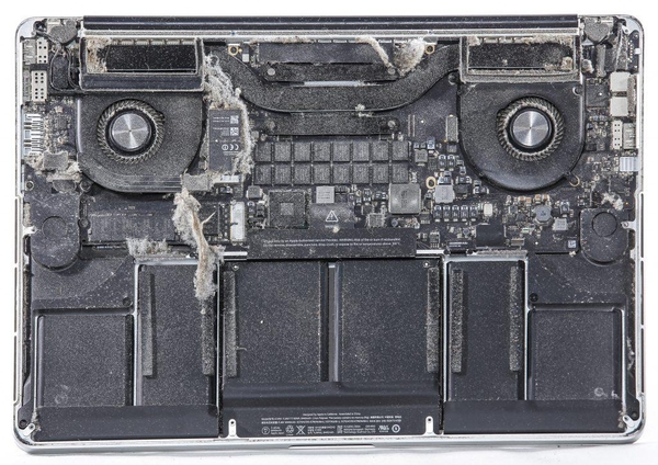 Verstaubtes MacBook mit blockierten Lüftungsschlitzen
