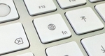 Die fn-Taste mit Globus-Symbol auf einer Apple-Tastatur