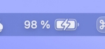 Batterie-Icon in der macOS Menüleiste zeigt an, dass das MacBook geladen wird