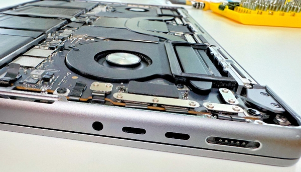 aufgeschraubtes MacBook Pro mit sichtbarer Elektronik - USB-C-Anschlüsse direkt mit dem Logicboard verbunden