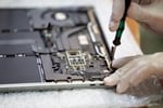 Reparatur eines Logicboards in einer Fachwerkstatt