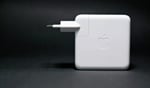 MacBook Ladegerät und Ladekabel angeschlossen an einem MacBook