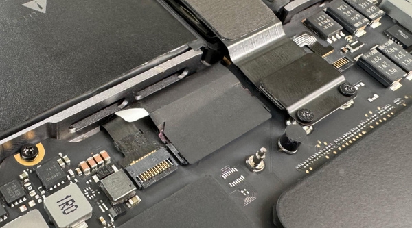Anschlüsse auf dem Logicboard des MacBook Pro - kleine Verbindungen zwischen Komponenten und Logicboard