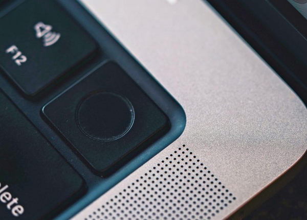Der Touch ID Sensor auf der Tastatur eines MacBooks.