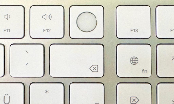 Eine externe Apple-Tastatur mit integriertem Touch ID Sensor.