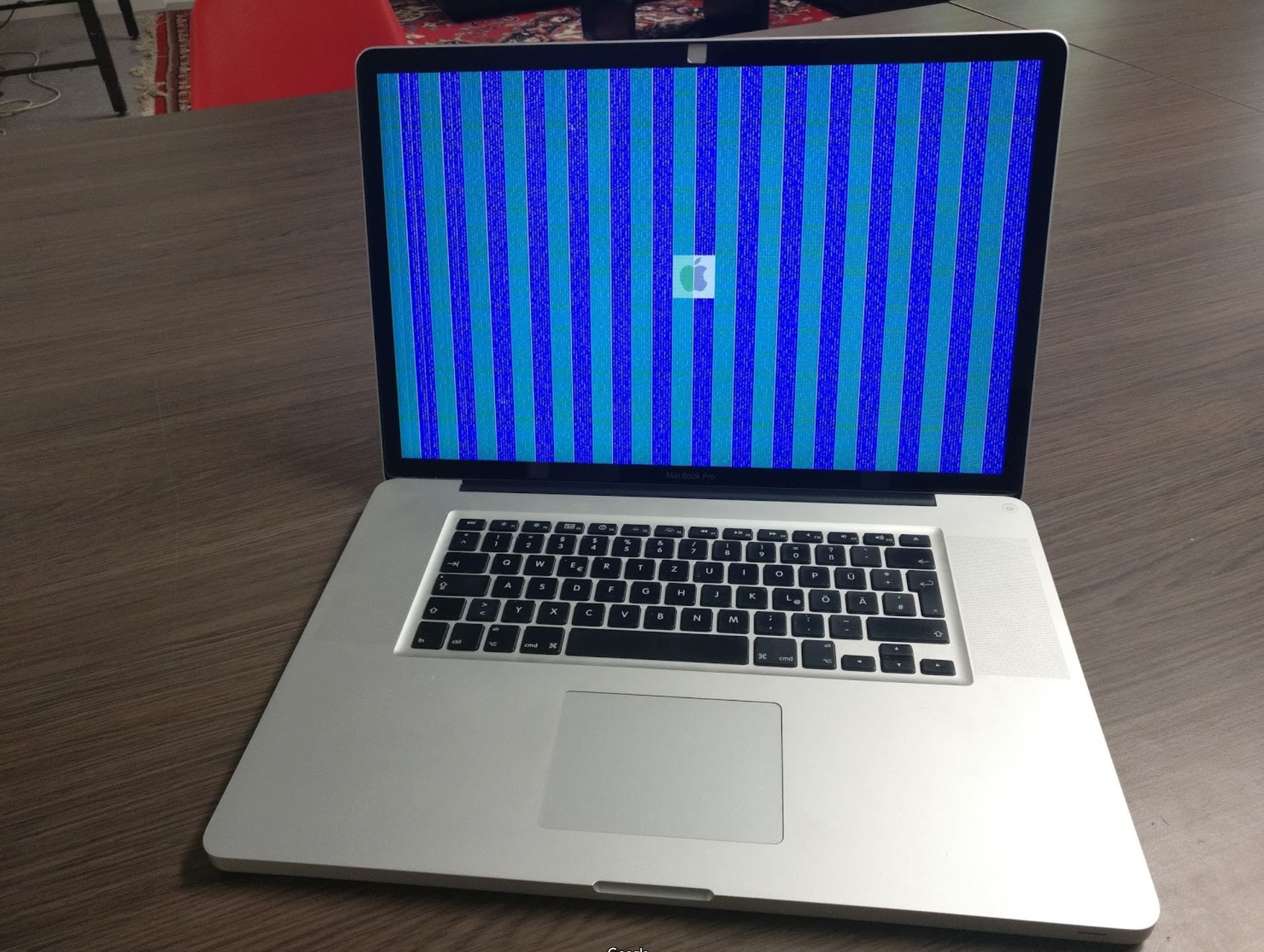 MacBook Pro 17" A1297 von 2011 mit Grafikfehler auf dem Display