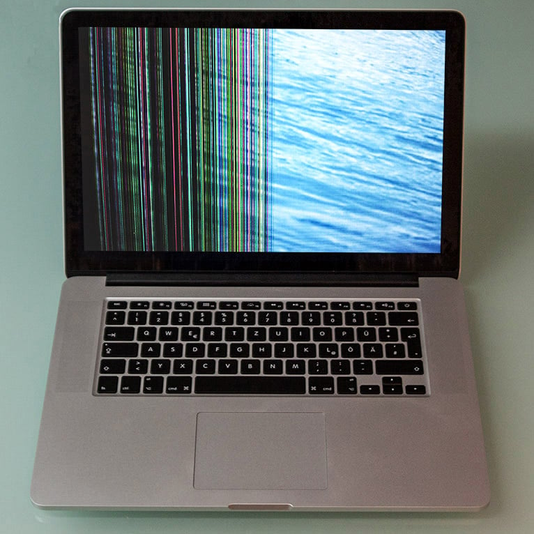 Ihr MacBook zeigt ungewöhnliche Fehler: z.B. hat eine Hälfte farbige Streifen oder das Display ist schwarz-weiß