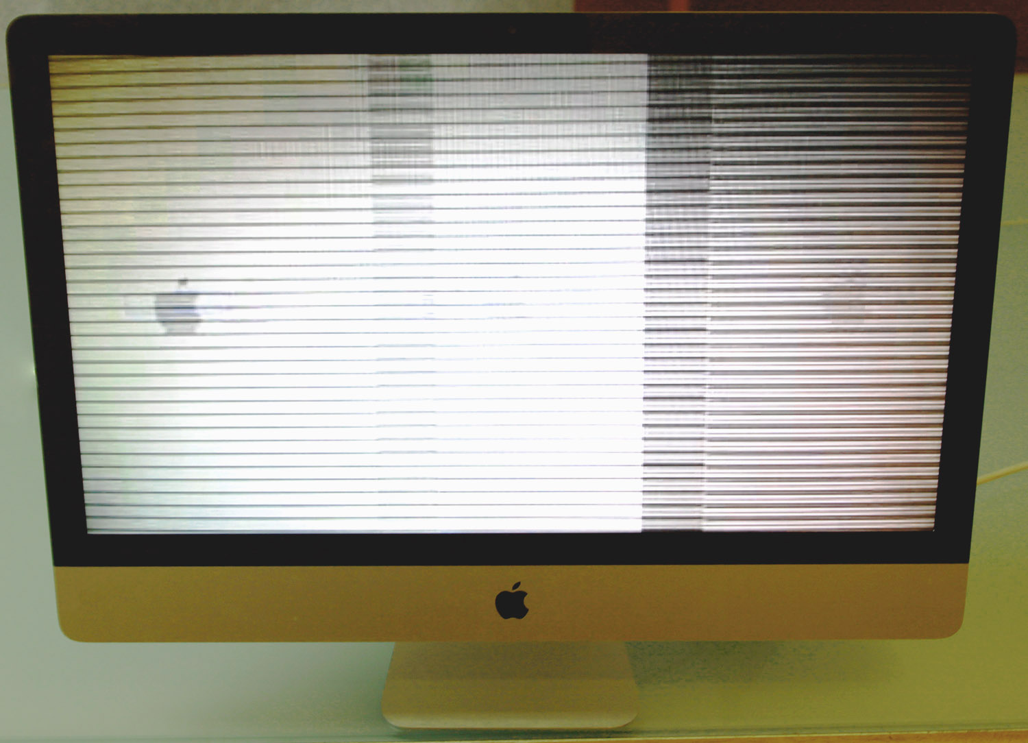 Streifen auf dem ganzen Bildschirm eines iMac aufgrund eines defekten Grafikchips (GPU)