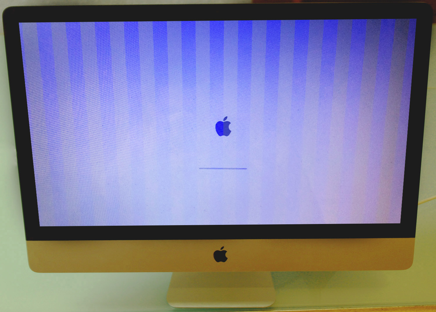 Ein iMac-Display flimmert und flackert aufgrund eines Grafikfehlers