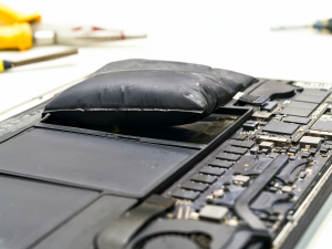 Aufgeblähter MacBook-Akku mit sichtbarer Gehäuseverformung.