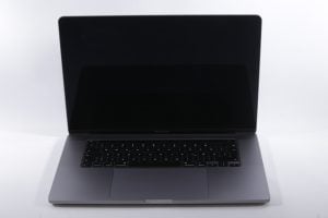 MacBook-Display mit Druckschaden – schwarzer Bildschirm trotz intaktem Glas